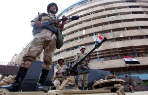 Des soldats égyptiens montent la garde devant l'audiovisuel public. ©Reuters/Louafi Larbi