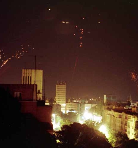Des tirs de la défense anti-aérienne serbe, à Novi Sad.