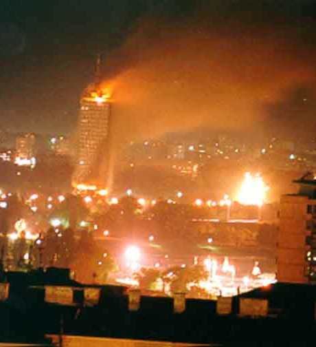 Incendies à Belgrade après des bombardements de l'OTAN.
