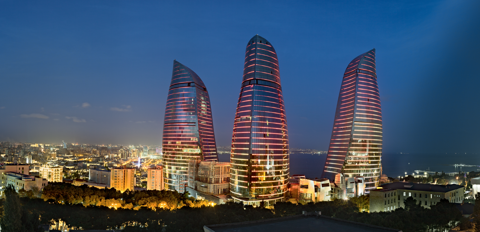 A Bakou, la France au filtre médiatique russe